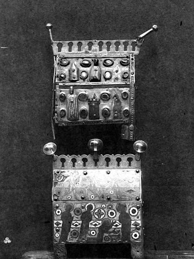 Deux châsses, en cuivre émaillé et à personnages d'appliques,  Limoges (Communes de Chambaret pour la châsse du haut - PM89000087, et d'Auxerre pour celle du bas - PM89002129).