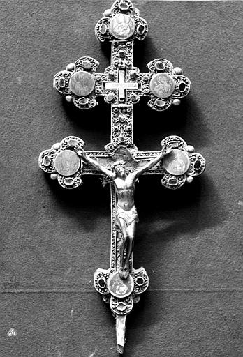 Croix à double traverse, ornée de filigranes et de cabochons