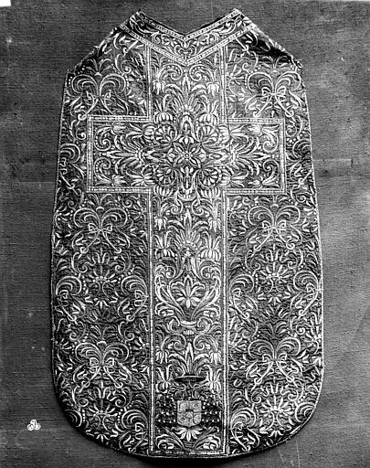 Chasuble, fond rouge à rinceaux d'argent, dos