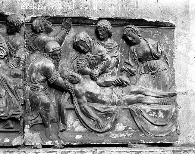 Mise au tombeau, bas-relief dans l'église