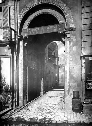 Portail sud de l'ancienne église Saint-Sauveur, effondrée vers 1830 et dont il ne reste que quelques rares vestiges