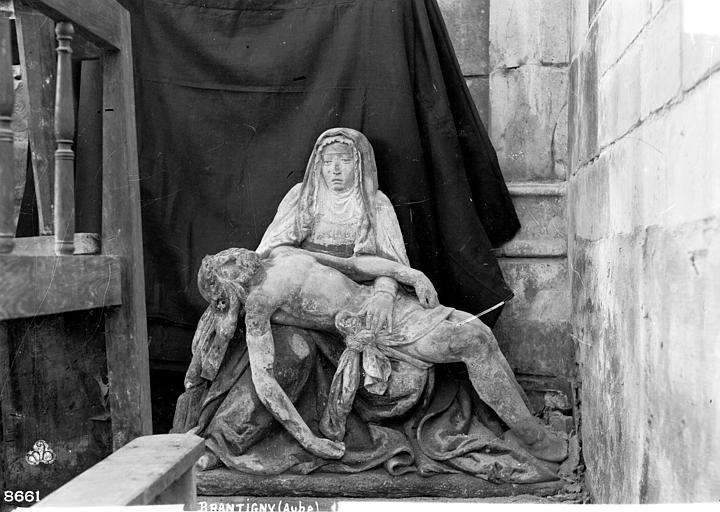 Groupe sculpté en pierre : Pietà