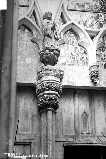 Porte nord, statue