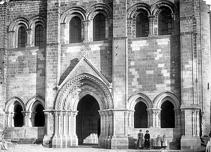 Eglise, façade partie inférieure ouest