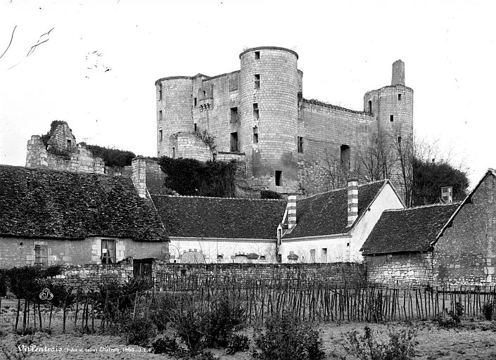 Ensemble de maisons au pied des murailles