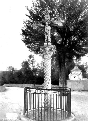 Croix située sur le parvis du monastère de Cimiez