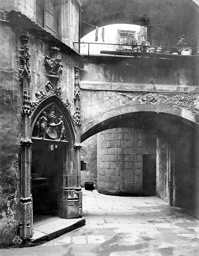 Cour intérieure : Porte d'escalier et passage voûté