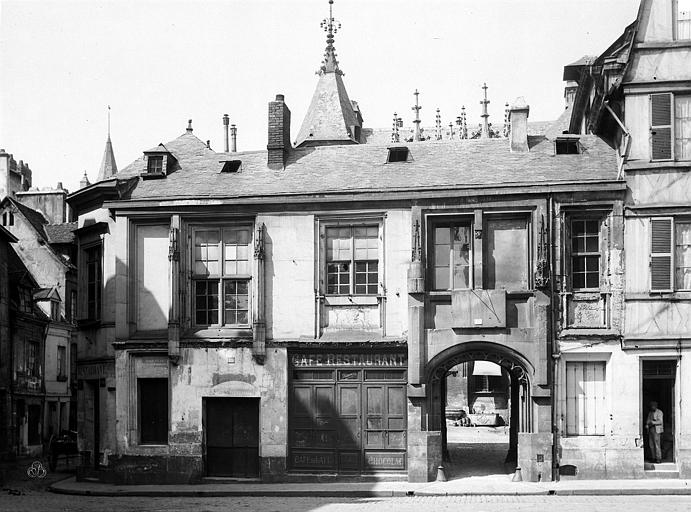 Façade sur la place