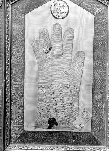 Bas-relief. Gants de saint Louis d'Anjou