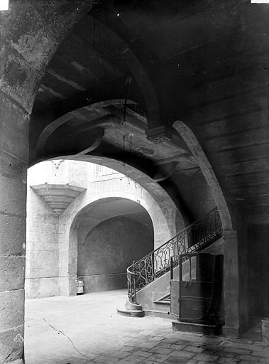 Cour intérieure : Départ d'escalier sous le passage voûté