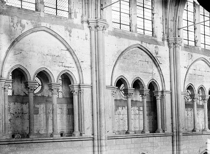 Eglise, triforium de la nef