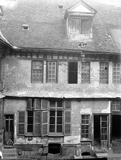 Bâtiment est, cour