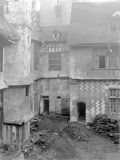 Bâtiment sud, cour