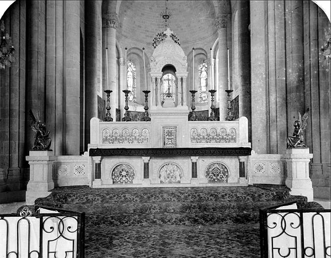 Vue sur le choeur. Maître-autel