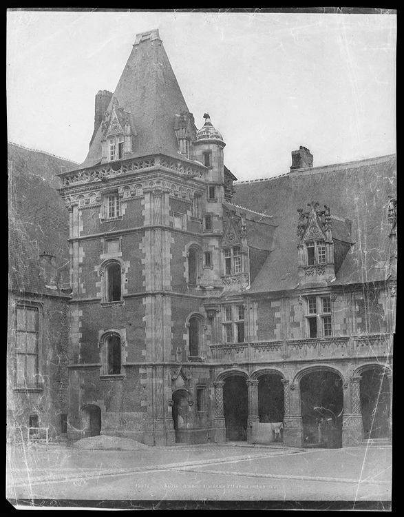 Aile Louis XII. Escalier d’angle sur la cour