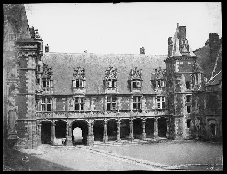 Aile Louis XII. Vue d’ensemble sur la cour