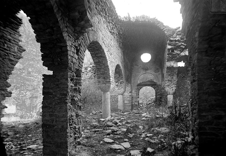 Ancienne église : Vue intérieure de la nef vers l'entrée