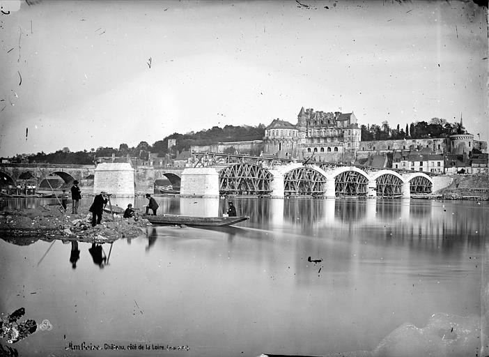 Vue générale prise des bords de la Loire au moment de la restauration du pont