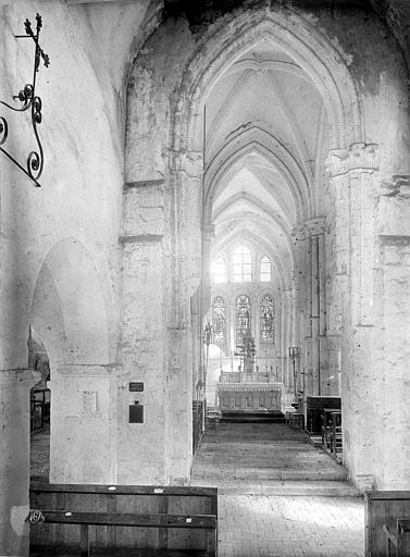 Vue intérieure de la nef vers le choeur