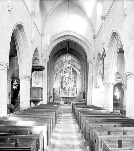 Vue intérieure de la nef vers le choeur