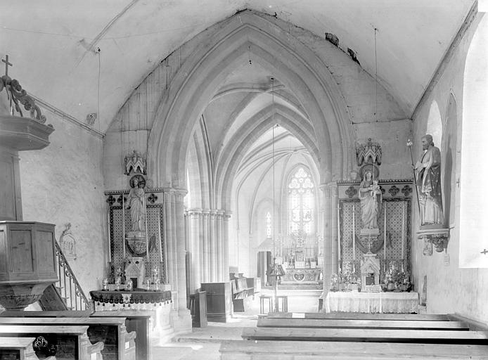 Vue intérieure de la nef vers le choeur