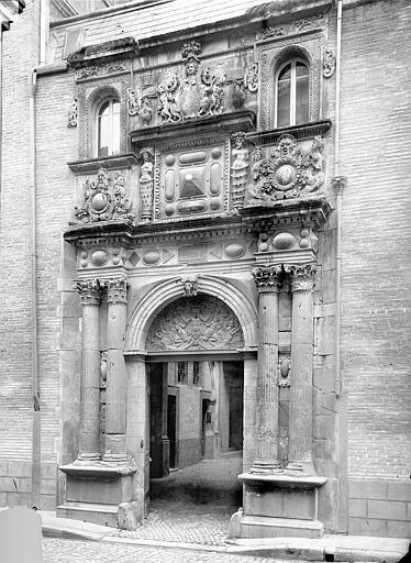 Façade sur rue : Porte monumentale