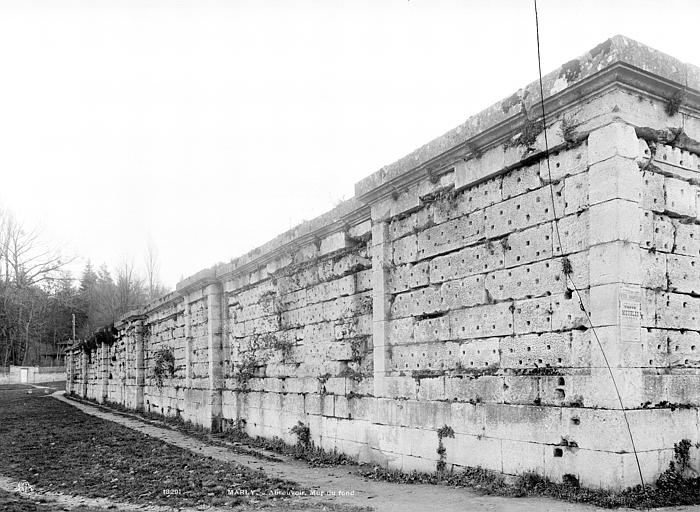 Abreuvoir : Mur de fond