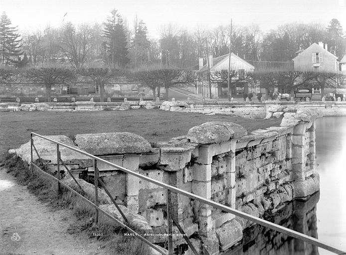 Abreuvoir : Partie convexe du bassin, à l'est