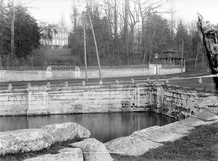 Abreuvoir : Partie convexe du bassin, à l'ouest