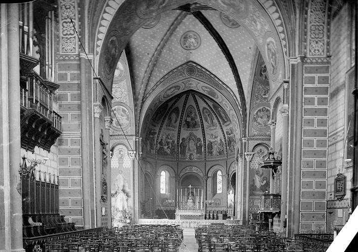 Vue intérieure de la nef, vers le choeur