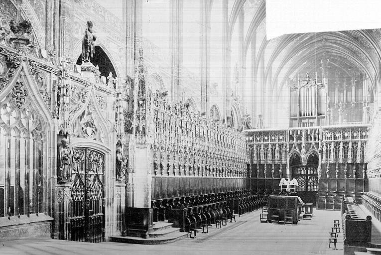 Vue intérieure du choeur, vers le sud-ouest : clôture et stalles