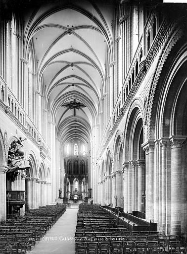 Vue intérieure de la nef, vers le choeur