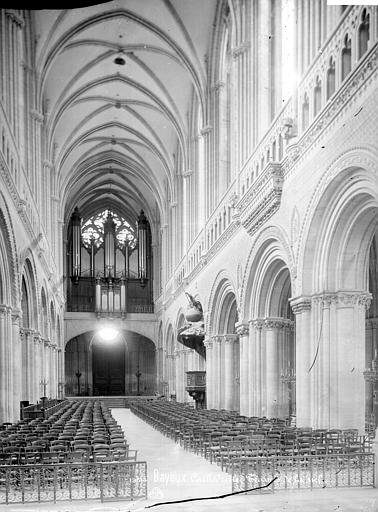 Vue intérieure de la nef, vers l'entrée