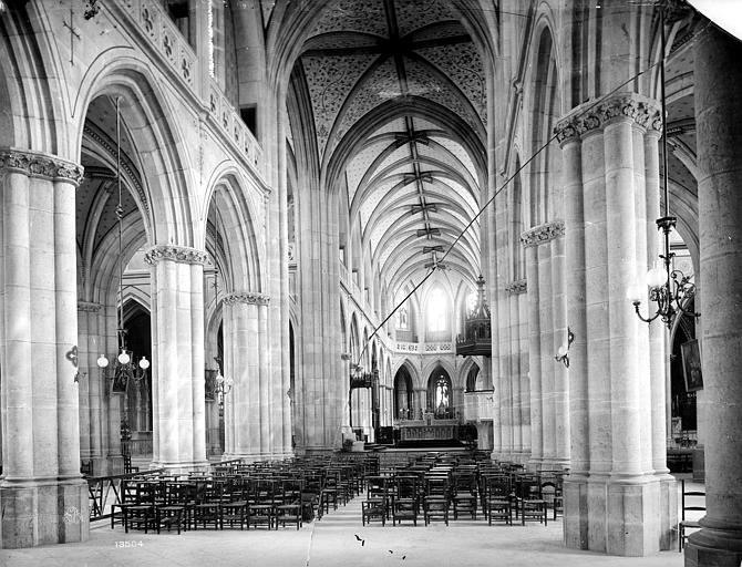 Vue intérieure de la nef, vers le choeur