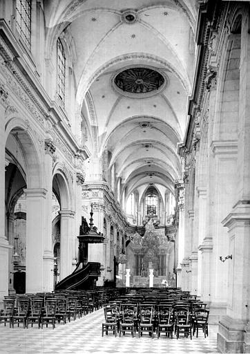 Vue intérieure de la nef, vers le choeur