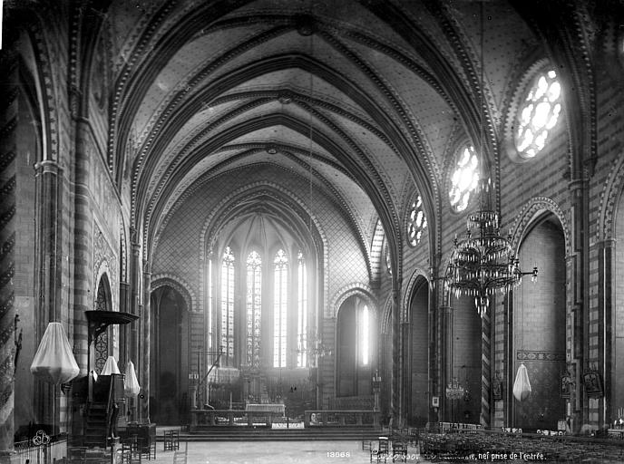 Vue intérieure de la nef, vers le choeur