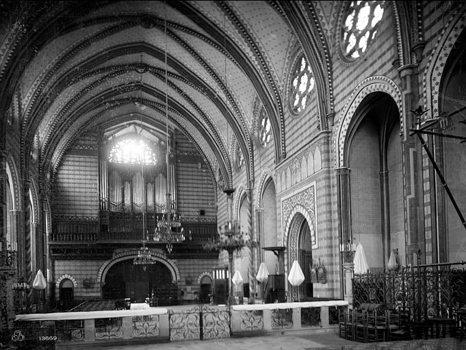 Vue intérieure de la nef, vers l'entrée