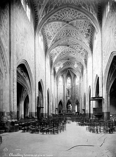 Vue intérieure de la nef, vers le choeur