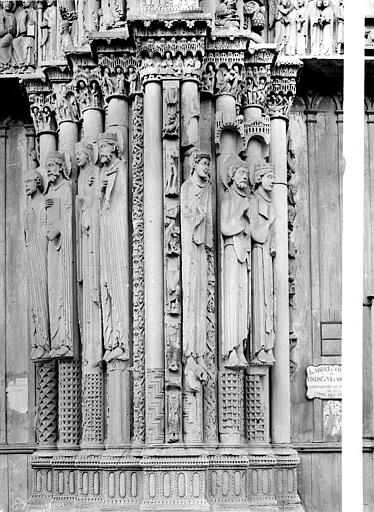 Portail de la façade ouest : statues-colonnes entre la porte centrale et la porte sud