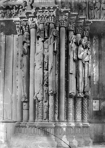 Portail de la façade ouest : statues-colonnes entre la porte centrale et la porte nord