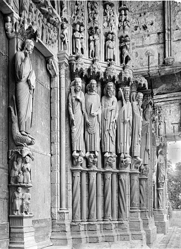 Portail central de la façade sud : statues-colonnes du piédroit droit