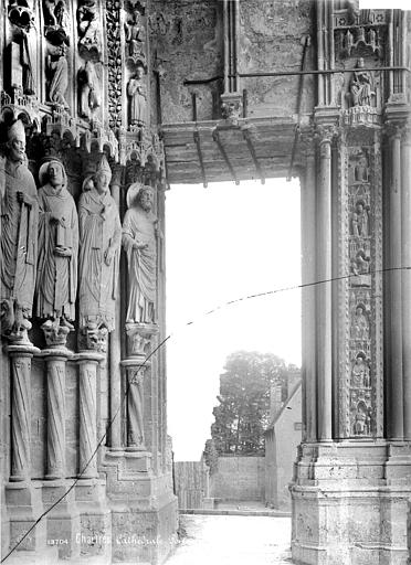 Portail gauche de la façade sud : statues-colonnes du piédroit droit (vue vers l'est)