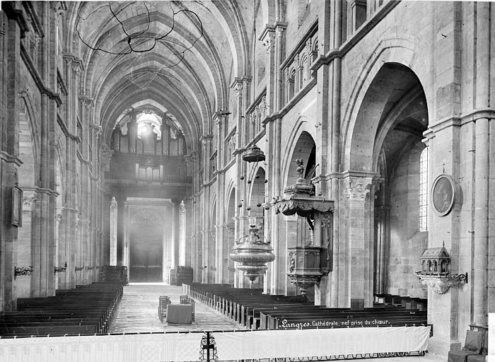 Vue intérieure de la nef, vers l'entrée