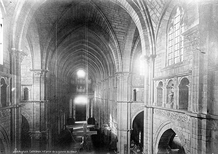 Vue intérieure de la nef, vers l'entrée, prise de la tribune du choeur