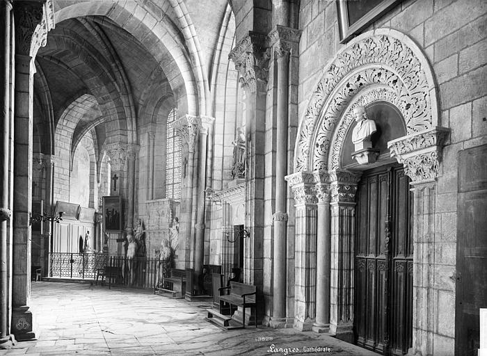 Vue intérieure du déambulatoire, côté sud : Porte de la salle du Chapître