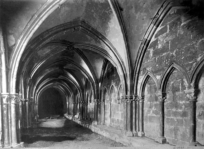 Cloître : vue intérieure d'une galerie