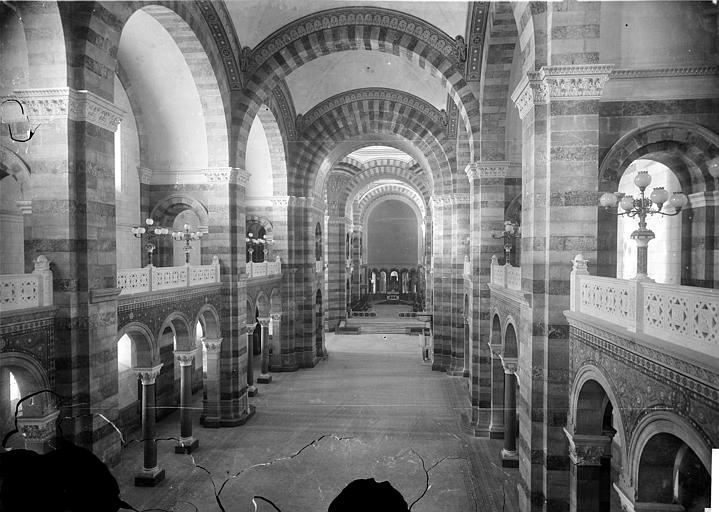 Vue intérieure de la nef, vers le choeur, prise de la tribune