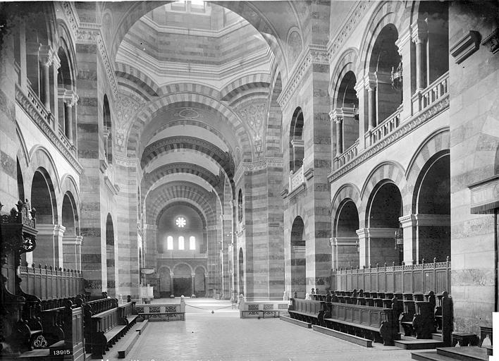 Vue intérieure de la nef, vers l'entrée