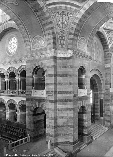 Vue intérieure à la croisée du transept