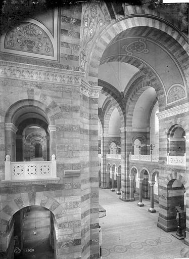 Vue intérieure de la nef, vers le sud-ouest, prise du transept est